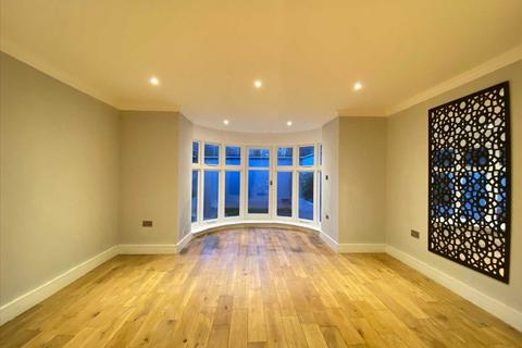 3 bedroom apartment to rent, Castlebar Road, Ealing