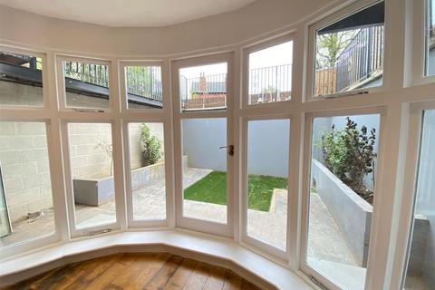 3 bedroom apartment to rent, Castlebar Road, Ealing