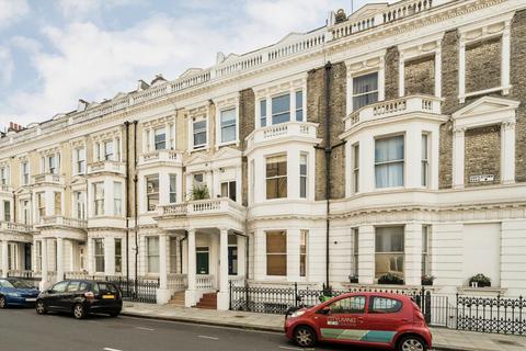 Studio to rent, Castletown Road, London W14