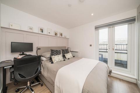 2 bedroom flat for sale, Kingston Road, London SW20