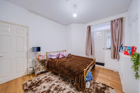2 bedroom flat for sale, Churchmead Road, NW10