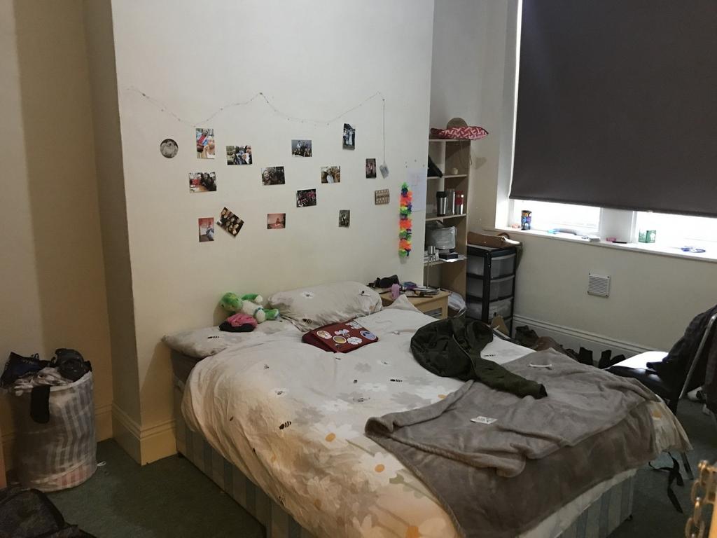 Cosy double bedroom with a comfortable double b...