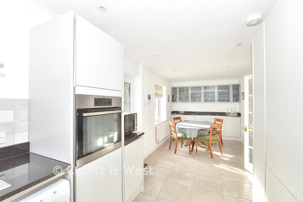Kitchen/ Dining Room