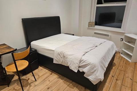 Studio to rent, Goswell Road, London