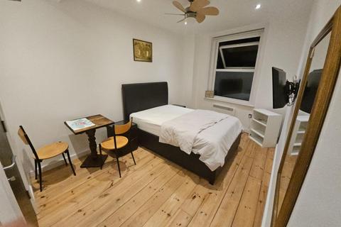 Studio to rent, Goswell Road, London