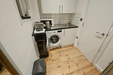 Studio to rent, Goswell Road, London