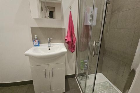 Studio to rent, Goswell Road, London