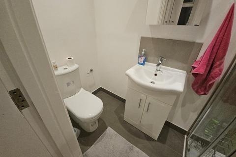 Studio to rent, Goswell Road, London