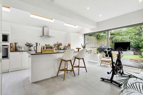 5 bedroom terraced house to rent, Ravenslea Road, London SW12