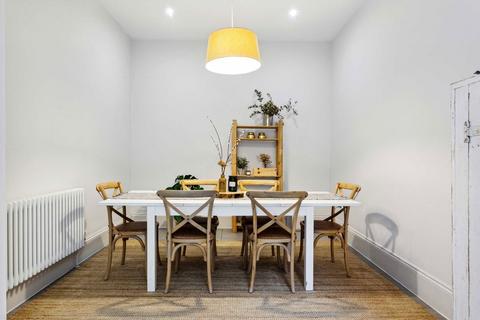 5 bedroom terraced house to rent, Ravenslea Road, London SW12