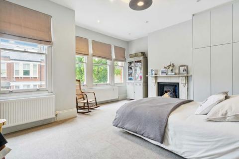 5 bedroom terraced house to rent, Ravenslea Road, London SW12