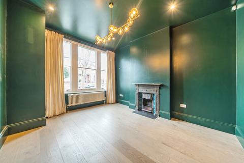 5 bedroom terraced house to rent, Ravenslea Road, London SW12