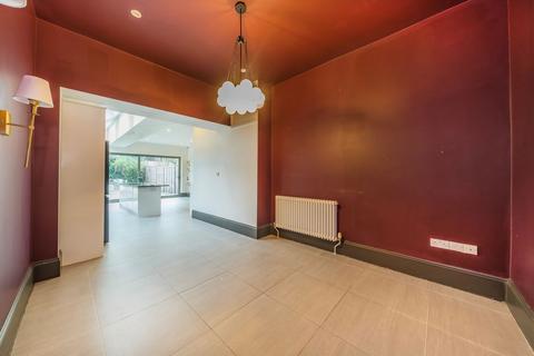 5 bedroom terraced house to rent, Ravenslea Road, London SW12