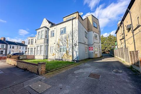 1 bedroom flat for sale, Lancaster Gardens, Southend-On-Sea SS1