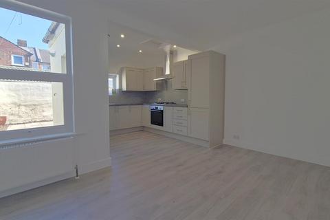 2 bedroom terraced house to rent, South Road, Fratton