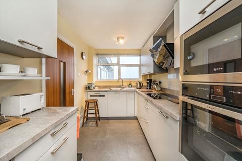 2 bedroom flat for sale, The Knoll, London W13