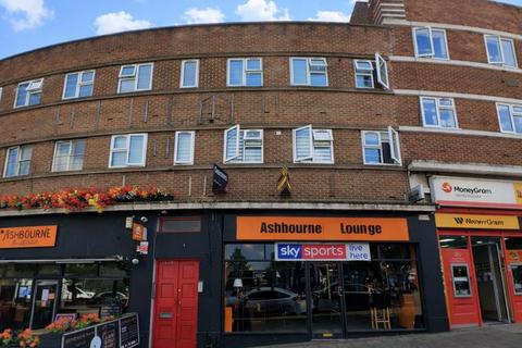 Studio to rent, Ashbourne Parade, London