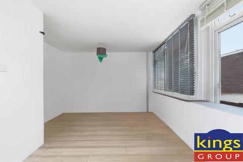 3 bedroom flat for sale, 175a Wick road