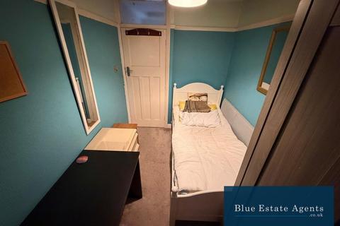 1 bedroom in a house share to rent, Syon Park Gardens, Isleworth, TW7