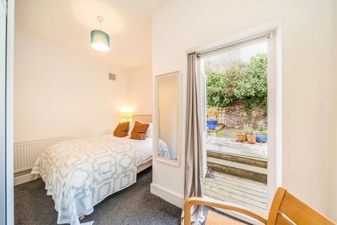 2 bedroom flat for sale, Bickerton Road, London N19