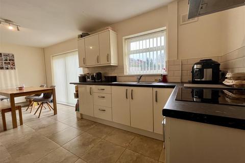 2 bedroom semi-detached house to rent, Redhurst Drive, Fordhouses, Wolverhampton