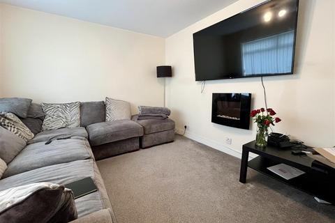 2 bedroom semi-detached house to rent, Redhurst Drive, Fordhouses, Wolverhampton