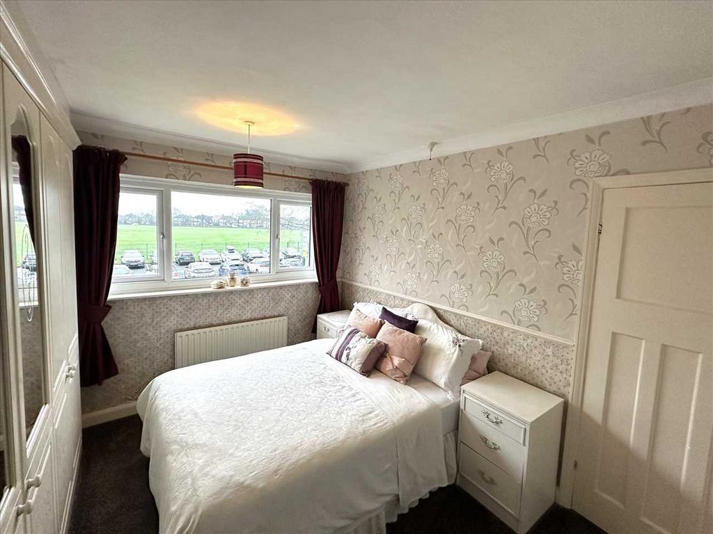 Front bedroom 3: