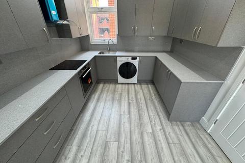3 bedroom flat to rent, The Broadway, Southall, UB1