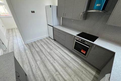 3 bedroom flat to rent, The Broadway, Southall, UB1