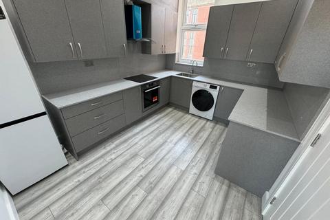 3 bedroom flat to rent, The Broadway, Southall, UB1