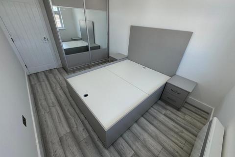 3 bedroom flat to rent, The Broadway, Southall, UB1