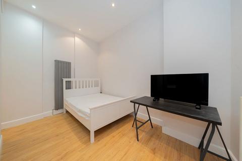 Studio to rent, Normand Road, London W14