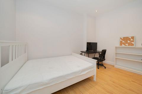 Studio to rent, Normand Road, London W14