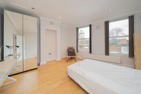 Studio to rent, Normand Road, London W14