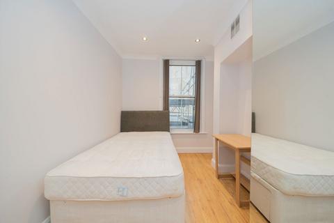 Studio to rent, Normand Road, London W14