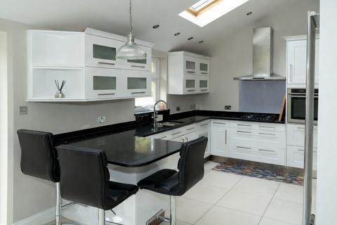 4 bedroom end of terrace house to rent, Buckhold Road, London, SW18 4