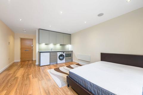 Studio to rent, Heritage Ave, Colindale, London, NW9