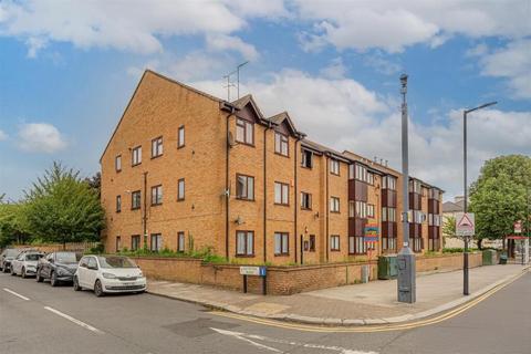 2 bedroom apartment to rent, 1a Raynton Road, Enfield EN3