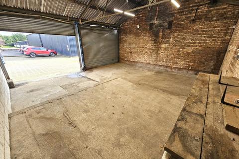 Warehouse to rent, Woodhall Ln Radlett WD7 9