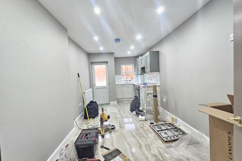 2 bedroom flat to rent, Wenlock Road, Edgware HA8