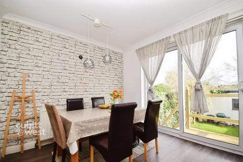 3 bedroom terraced house to rent, Davidson Road, Croydon CR0