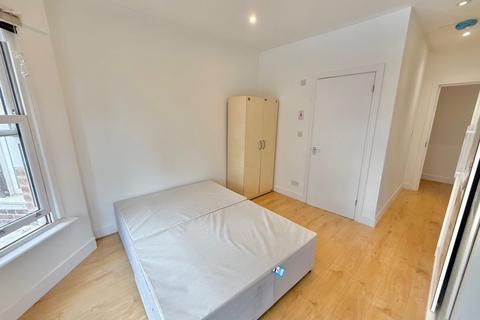 Studio to rent, High Road, Finchley