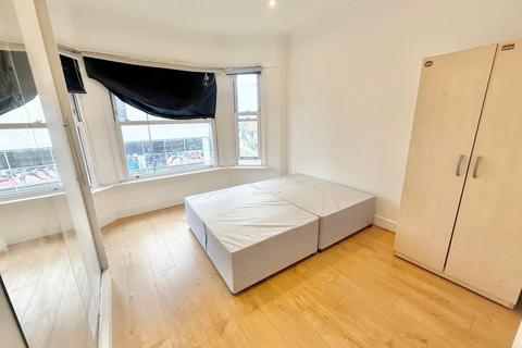 Studio to rent, High Road, Finchley