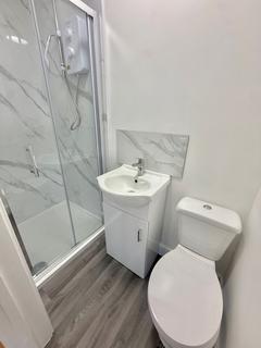 Studio to rent, High Road, Finchley