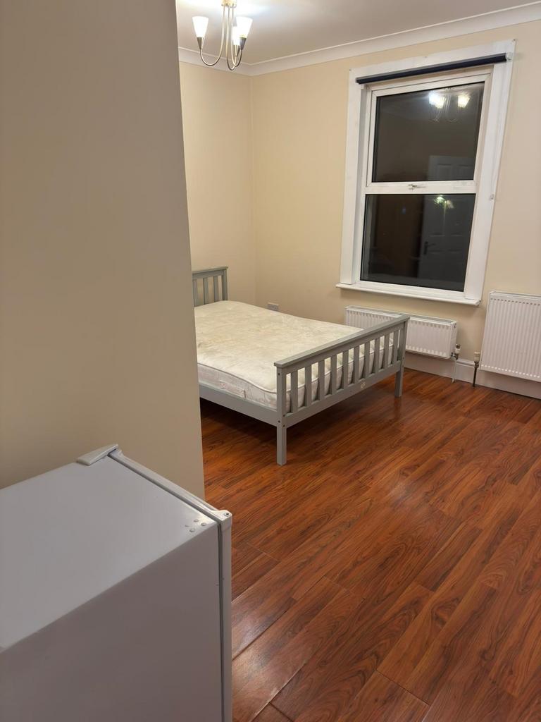 Bright, tidy double bedroom with wooden floorin...