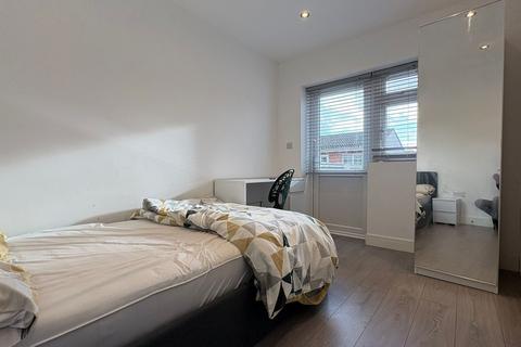 1 bedroom house of multiple occupation to rent, Chaucer Avenue, Hounslow TW4