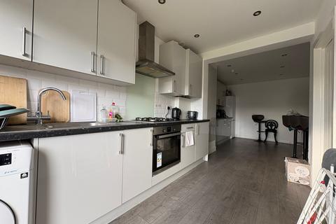 1 bedroom house of multiple occupation to rent, Chaucer Avenue, Hounslow TW4