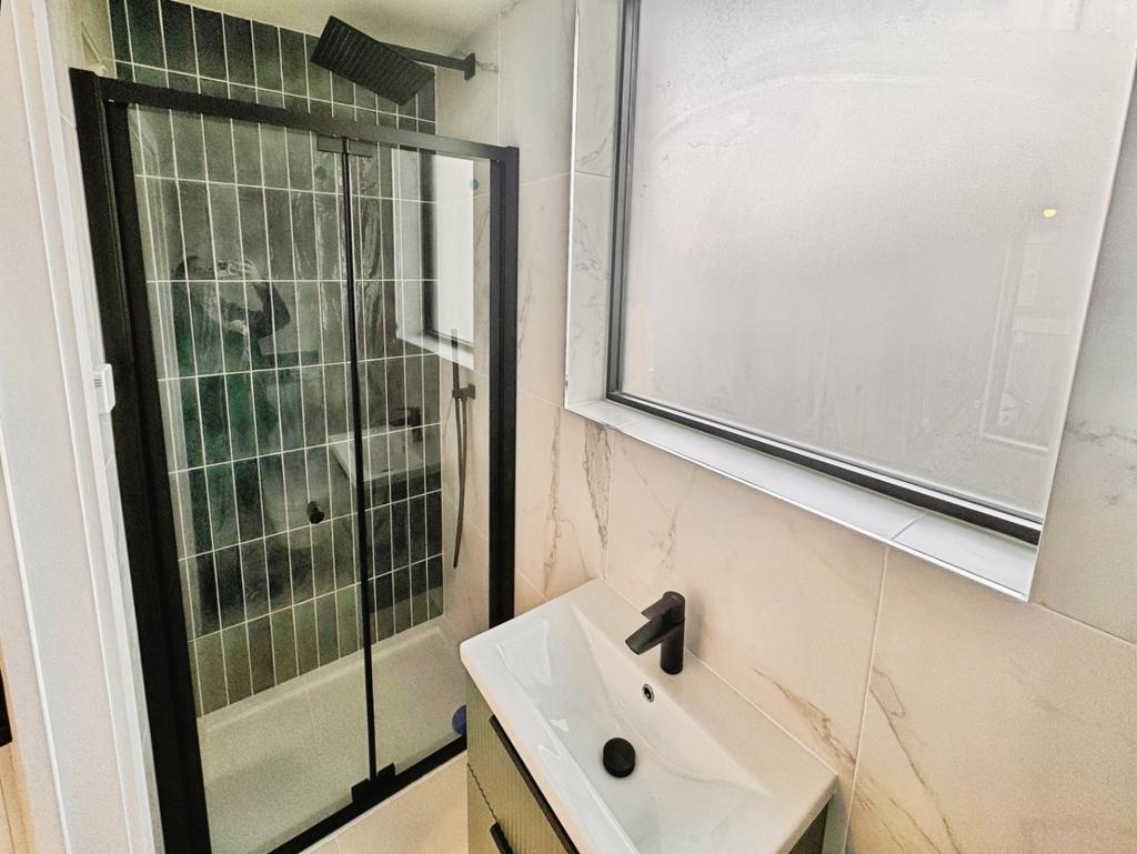 Pbox-bathroom-427401.jpg