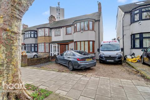 4 bedroom semi-detached house to rent, Rush Green Road, ROMFORD
