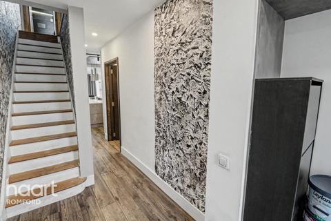 4 bedroom semi-detached house to rent, Rush Green Road, ROMFORD